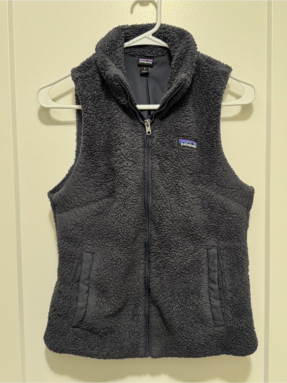 Patagonia Women’s Los Gatos Dark Gray Sherpa Fleece Vest